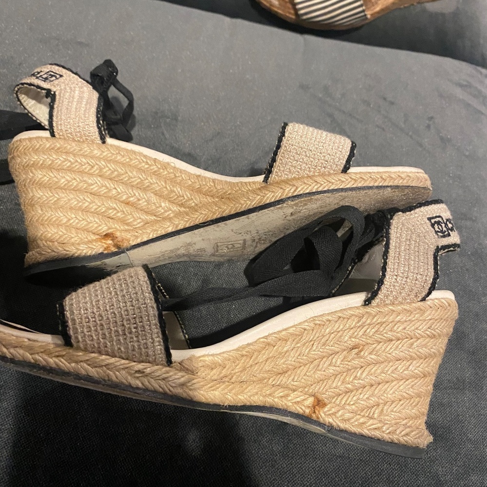 Chanel wrap around wedge size 38/8 tan with black logos woven wedge heel - Picture 5 of 7